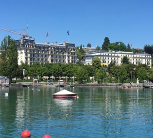 teclista y pianista con banda de fiesta en el hotel Beau Rivage Palace en Lausanne